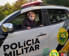 Adolescente recebe visita de policiais militares rodoviários no dia do aniversário em Curitiba