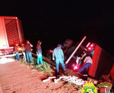 Caminhão com cigarros contrabandeados tomba na PR 445 e BPRv apreende 450 mil maços em Tamarana (PR)