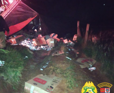 Caminhão com cigarros contrabandeados tomba na PR 445 e BPRv apreende 450 mil maços em Tamarana (PR)
