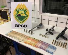 Em Piraquara, PM faz operação contra o tráfico de drogas e jogos de azar e apreende três armas