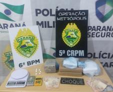 Policiais militares atuantes na Operação Metrópolis, desencadeada pelo 5º Comando Regional da PM (5º CRPM), prenderam sete pessoas e encaminharam um adolescente, além de aprenderem R$ 100 mil em eletrônicos e mais de 21,5 quilos de drogas. As ações policiais aconteceram entre quinta-feira (20/08) e sábado (22/08) na região Oeste e Sudoeste do estado.     Na madrugada deste sábado (22/08), equipes policiais de Marmeleiro e Renascença abordaram um veículo VW/Gol, de cor prata, e encontraram em seu interior, a