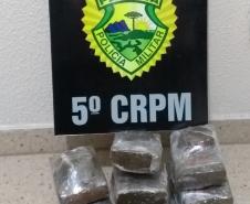 Policiais militares atuantes na Operação Metrópolis, desencadeada pelo 5º Comando Regional da PM (5º CRPM), prenderam sete pessoas e encaminharam um adolescente, além de aprenderem R$ 100 mil em eletrônicos e mais de 21,5 quilos de drogas. As ações policiais aconteceram entre quinta-feira (20/08) e sábado (22/08) na região Oeste e Sudoeste do estado.     Na madrugada deste sábado (22/08), equipes policiais de Marmeleiro e Renascença abordaram um veículo VW/Gol, de cor prata, e encontraram em seu interior, a