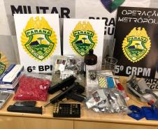 Policiais militares atuantes na Operação Metrópolis, desencadeada pelo 5º Comando Regional da PM (5º CRPM), prenderam sete pessoas e encaminharam um adolescente, além de aprenderem R$ 100 mil em eletrônicos e mais de 21,5 quilos de drogas. As ações policiais aconteceram entre quinta-feira (20/08) e sábado (22/08) na região Oeste e Sudoeste do estado.     Na madrugada deste sábado (22/08), equipes policiais de Marmeleiro e Renascença abordaram um veículo VW/Gol, de cor prata, e encontraram em seu interior, a