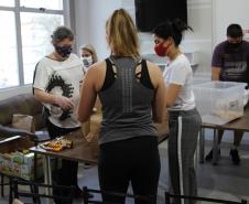 Em meio à pandemia, policiais militares criam projeto social e entregam alimentos para pessoas em situação de rua na Capital