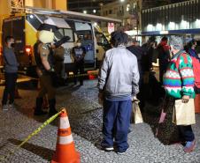 Em meio à pandemia, policiais militares criam projeto social e entregam alimentos para pessoas em situação de rua na Capital