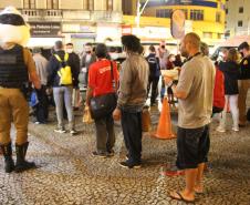 Em meio à pandemia, policiais militares criam projeto social e entregam alimentos para pessoas em situação de rua na Capital