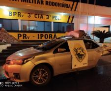 BPRv apreende carro carregado com quase 400 quilos de maconha em Iporã (PR)