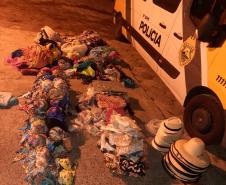 Trio que furtou biquínis e chapéus de loja em Guaratuba (PR) é flagrado pela PM na orla da praia