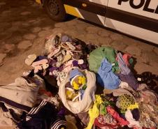 Trio que furtou biquínis e chapéus de loja em Guaratuba (PR) é flagrado pela PM na orla da praia