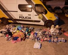 Trio que furtou biquínis e chapéus de loja em Guaratuba (PR) é flagrado pela PM na orla da praia