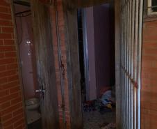 Trio que furtou biquínis e chapéus de loja em Guaratuba (PR) é flagrado pela PM na orla da praia