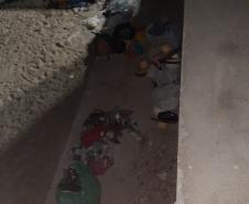 Trio que furtou biquínis e chapéus de loja em Guaratuba (PR) é flagrado pela PM na orla da praia