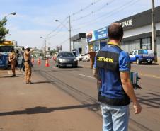 Blitz educativa sobre a Semana Nacional de Trânsito envolve PM e órgãos municipais em Pato Branco
