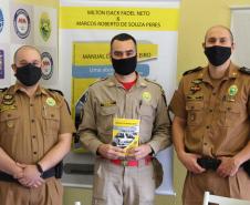 Oficiais da PM lançam livro voltado a padronização e técnicas da abordagem policial