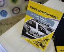 Oficiais da PM lançam livro voltado a padronização e técnicas da abordagem policial