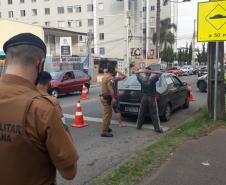 Pistola e 46 quilos de maconha são apreendidos durante a Operação Saturação do Regimento de Polícia Montada em Curitiba