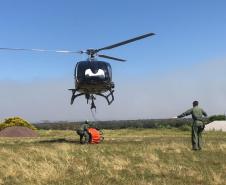 Helicóptero da PM auxilia no combate a incêndio em Ilha Grande