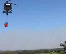 Helicóptero da PM auxilia no combate a incêndio em Ilha Grande