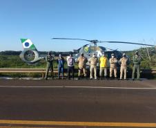 Helicóptero da PM auxilia no combate a incêndio em Ilha Grande