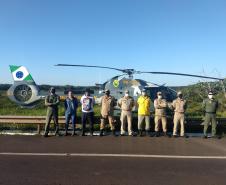 Helicóptero da PM auxilia no combate a incêndio em Ilha Grande