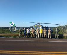 Helicóptero da PM auxilia no combate a incêndio em Ilha Grande