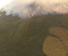 Helicóptero da PM auxilia no combate a incêndio em Ilha Grande