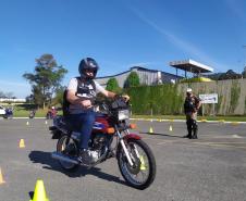 BPTran faz instrução de direção defensiva com motociclistas durante a Semana Nacional de Trânsito