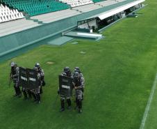Companhia de Choque faz treinamento no estádio Couto Pereira, em Curitiba