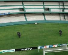 Companhia de Choque faz treinamento no estádio Couto Pereira, em Curitiba