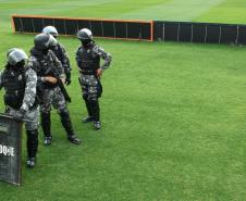 Companhia de Choque faz treinamento no estádio Couto Pereira, em Curitiba