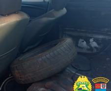 BPRv apreende dois carros carregados com três mil cigarros e dois equipados com rádio transmissor no Paraná