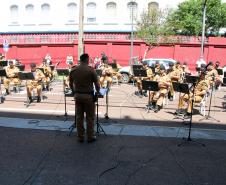 Banda da PM faz apresentação para pacientes do Hospital Pequeno Príncipe em comemoração ao Dia das Crianças