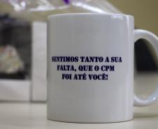 Colégio da Polícia Militar presta homenagem aos professores com entrega de mimo em casa