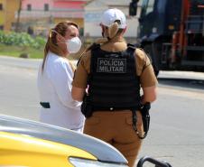 Policiais femininas fazem blitz de conscientização sobre prevenção ao câncer de mama em rodovia da RMC