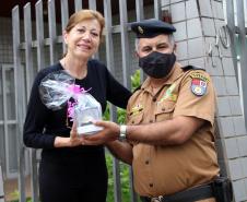 Colégio da Polícia Militar presta homenagem aos professores com entrega de mimo em casa
