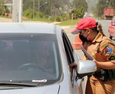 Policiais femininas fazem blitz de conscientização sobre prevenção ao câncer de mama em rodovia da RMC