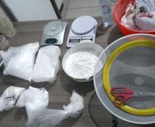 Mais de três quilos de cocaína são apreendidos pela PM em casa usada como refinaria de drogas em Cascavel (PR)