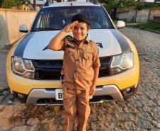 Pequeno fã da Polícia Militar ganha surpresa e recebe fardinha na Lapa (PR)