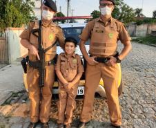 Pequeno fã da Polícia Militar ganha surpresa e recebe fardinha na Lapa (PR)