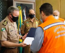 Oficiais da Polícia Militar recebem Medalha de Mérito da Defesa Civil no Quartel do Comando-Geral em Curitiba