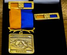 Oficiais da Polícia Militar recebem Medalha de Mérito da Defesa Civil no Quartel do Comando-Geral em Curitiba