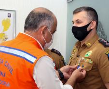Oficiais da Polícia Militar recebem Medalha de Mérito da Defesa Civil no Quartel do Comando-Geral em Curitiba