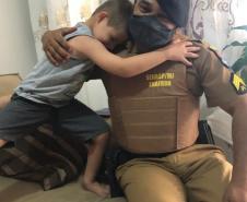 Policiais militares visitam pequeno fã da PM em Santa Terezinha do Itaipu (PR)