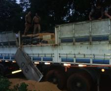 Carreta com mais de cinco toneladas de maconha é apreendida pela PM em Campo Bonito durante a Operação Sinergia