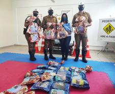 Policiais do BPTran apadrinham 28 alunos de colégio Municipal de Pinhais, na RMC, e entregam presentes de Natal