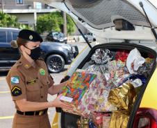PM faz entrega de presentes arrecadados na campanha Natal Solidário em Curitiba