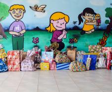 PM faz entrega de presentes arrecadados na campanha Natal Solidário em Curitiba
