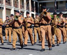 Banda de Música da PMPR faz apresentação para policiais que trabalham no administrativo no Quartel do Comando-Geral