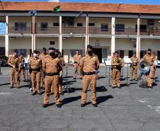 Banda de Música da PMPR faz apresentação para policiais que trabalham no administrativo no Quartel do Comando-Geral