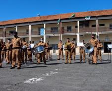 Banda de Música da PMPR faz apresentação para policiais que trabalham no administrativo no Quartel do Comando-Geral